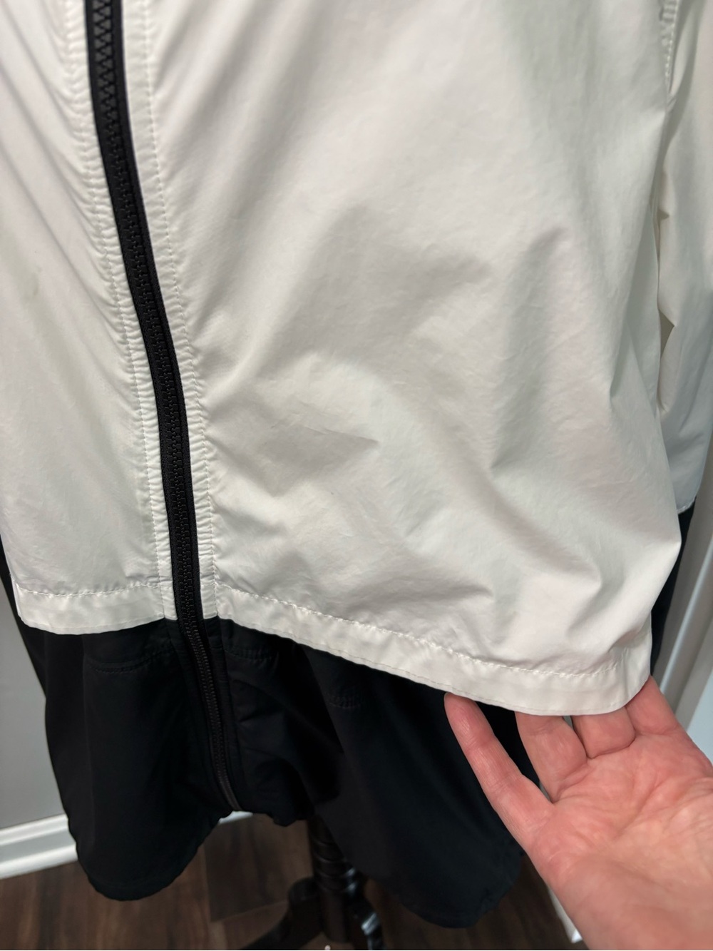 Nike Women’s White and Black Hooded Utility Jacket - Picture 5 of 9